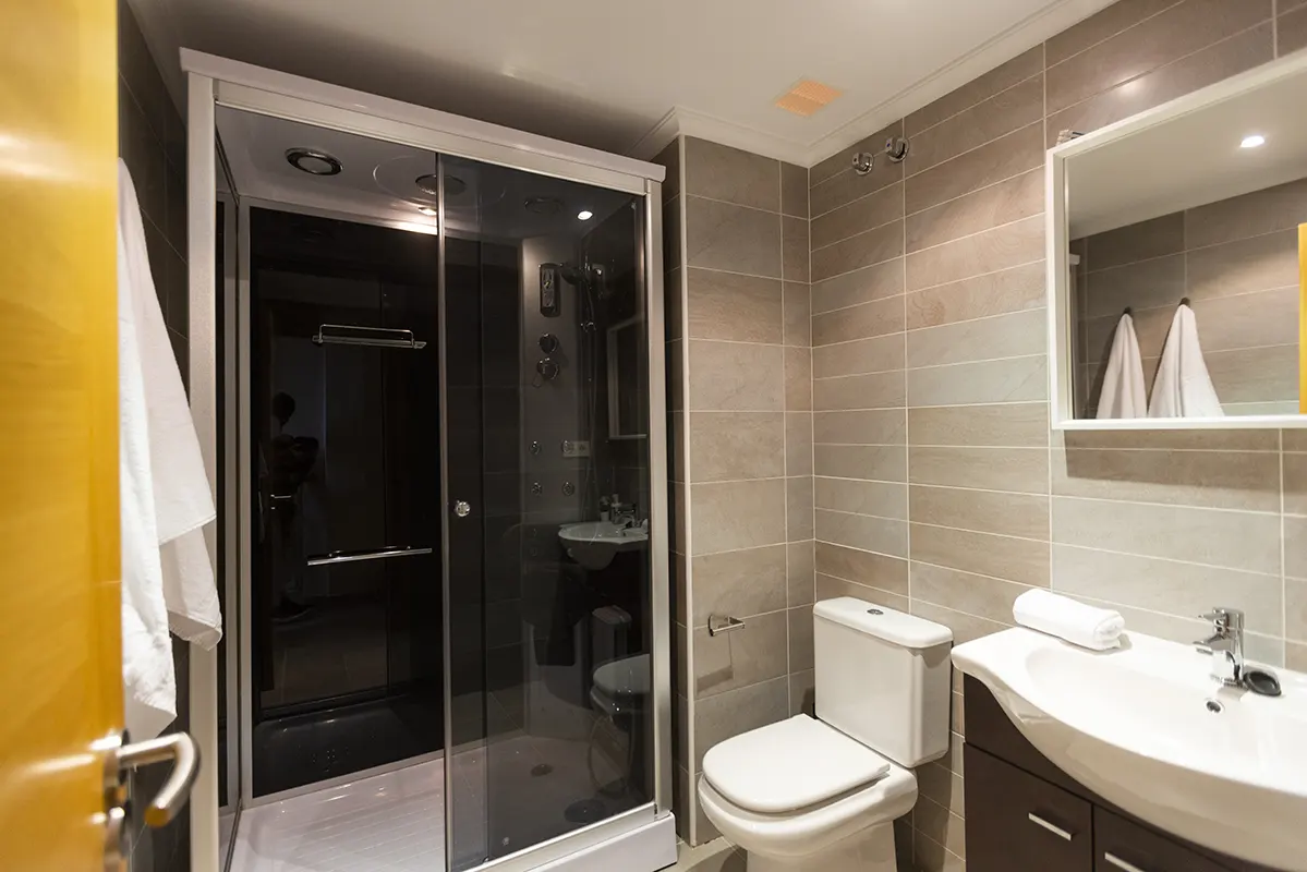 Apartamentos en la Costa de Lugo Costa Reinante Atico Barreiros bano con ducha