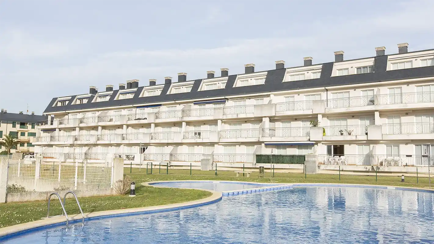 Apartamentos en la Costa de Lugo Oceano V Barreiros urbanización con piscina