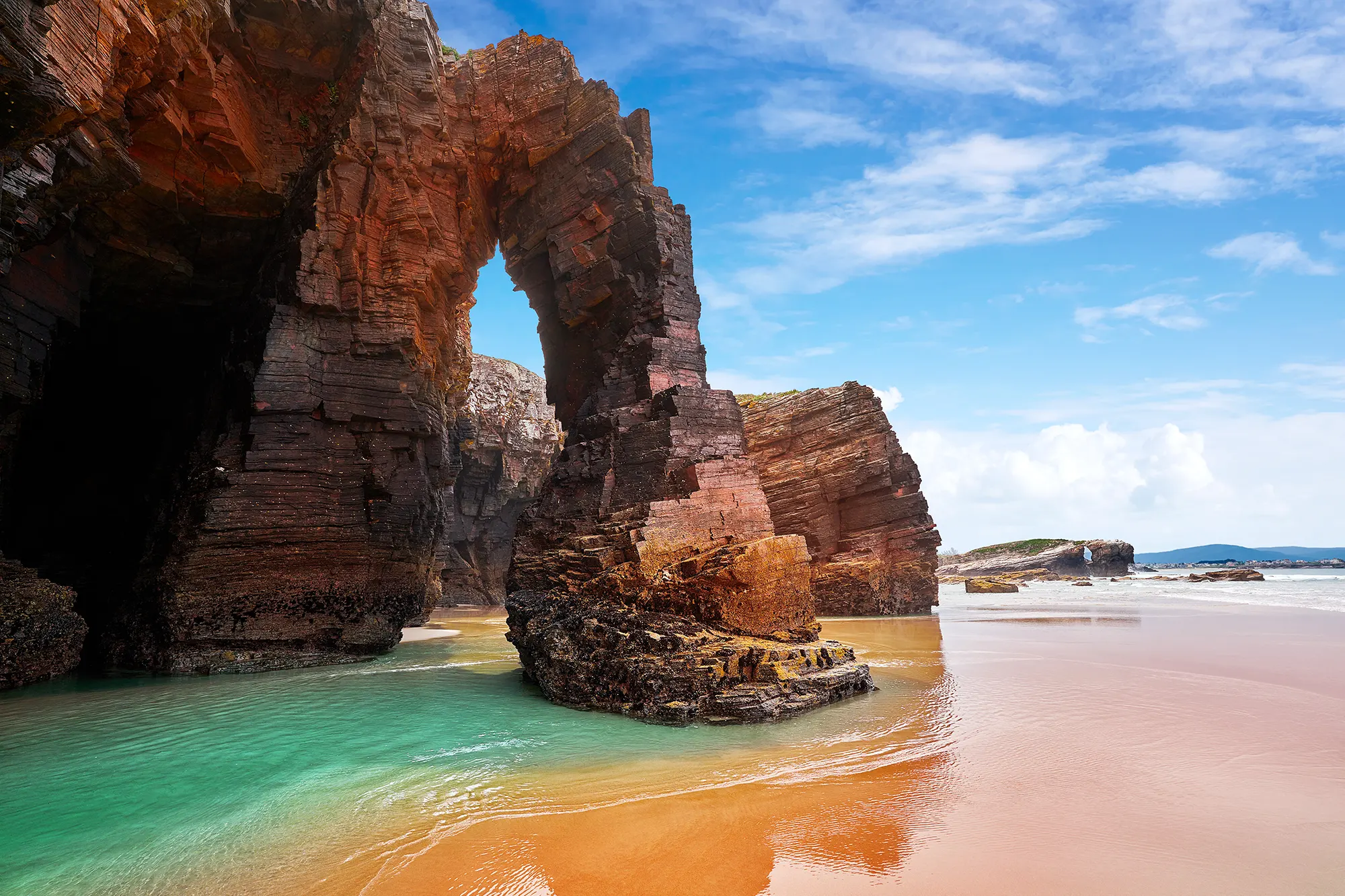 Arcos de roca de la Playa de las Catedrales en la costa de Galicia, España, con marea baja