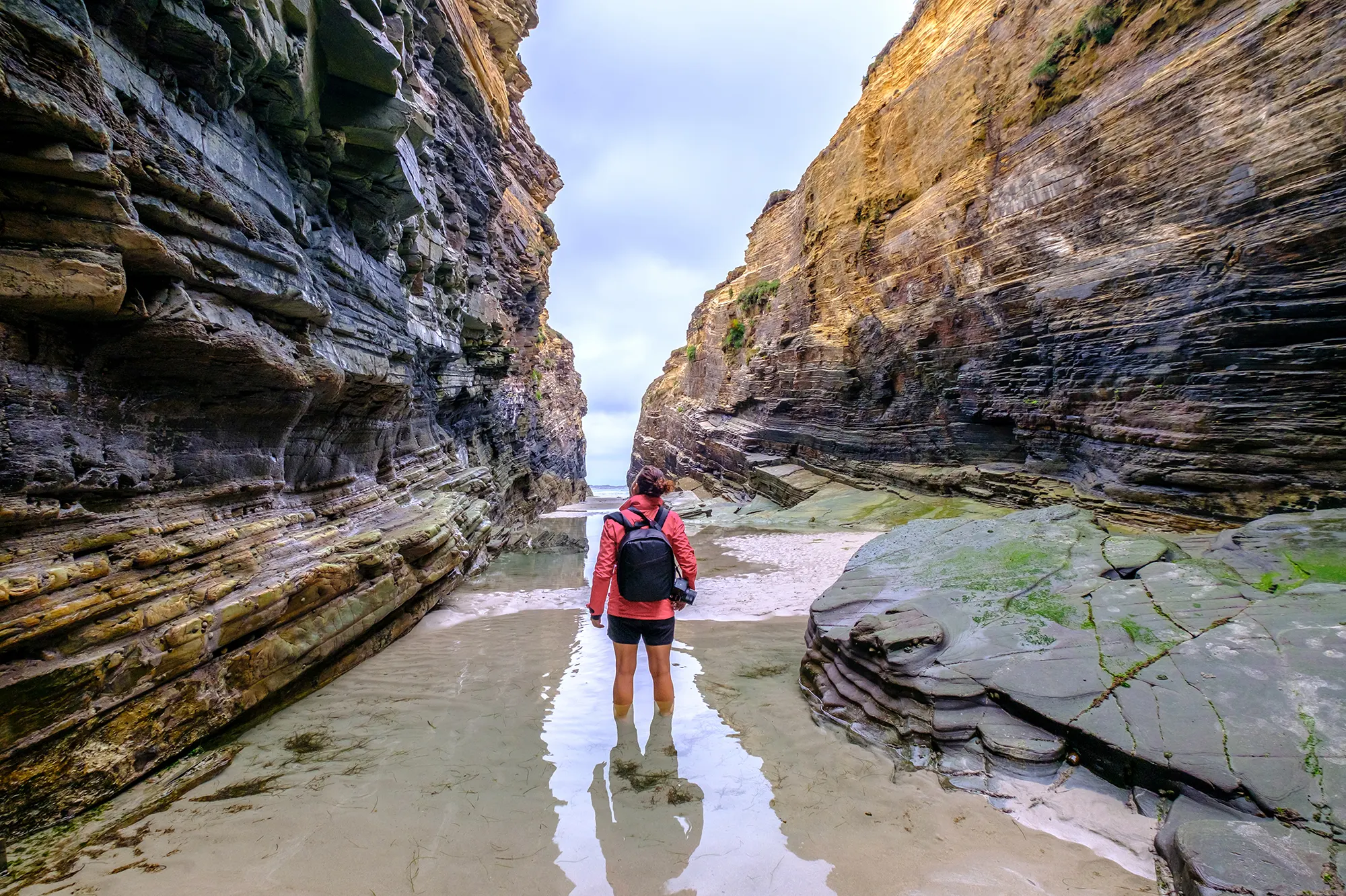 Arcos de roca de la Praia das Catedrais en Ribadeo, la playa más famosa de la costa de Lugo