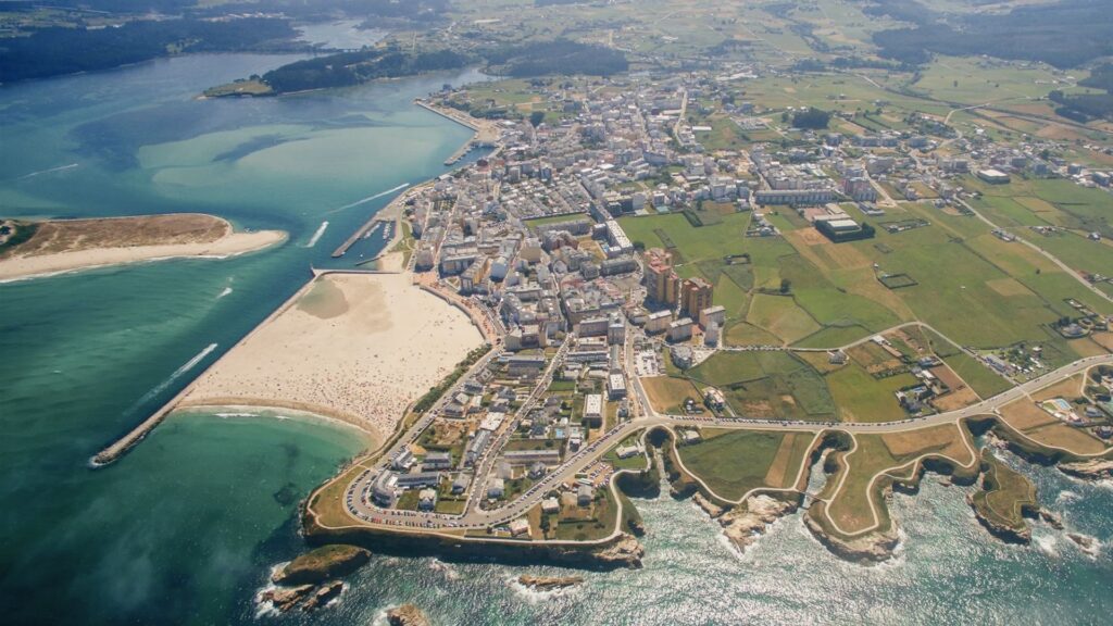 Vista aérea del pueblo de Foz, Lugo