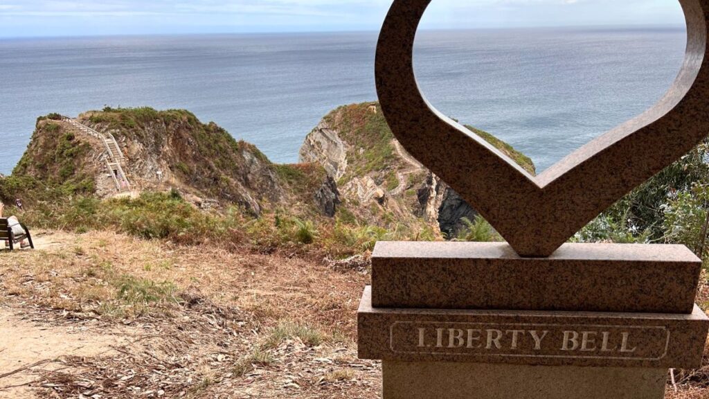 Corazón de granito con la placa Liberty Bell junto al sendero del Fuciño do Porco