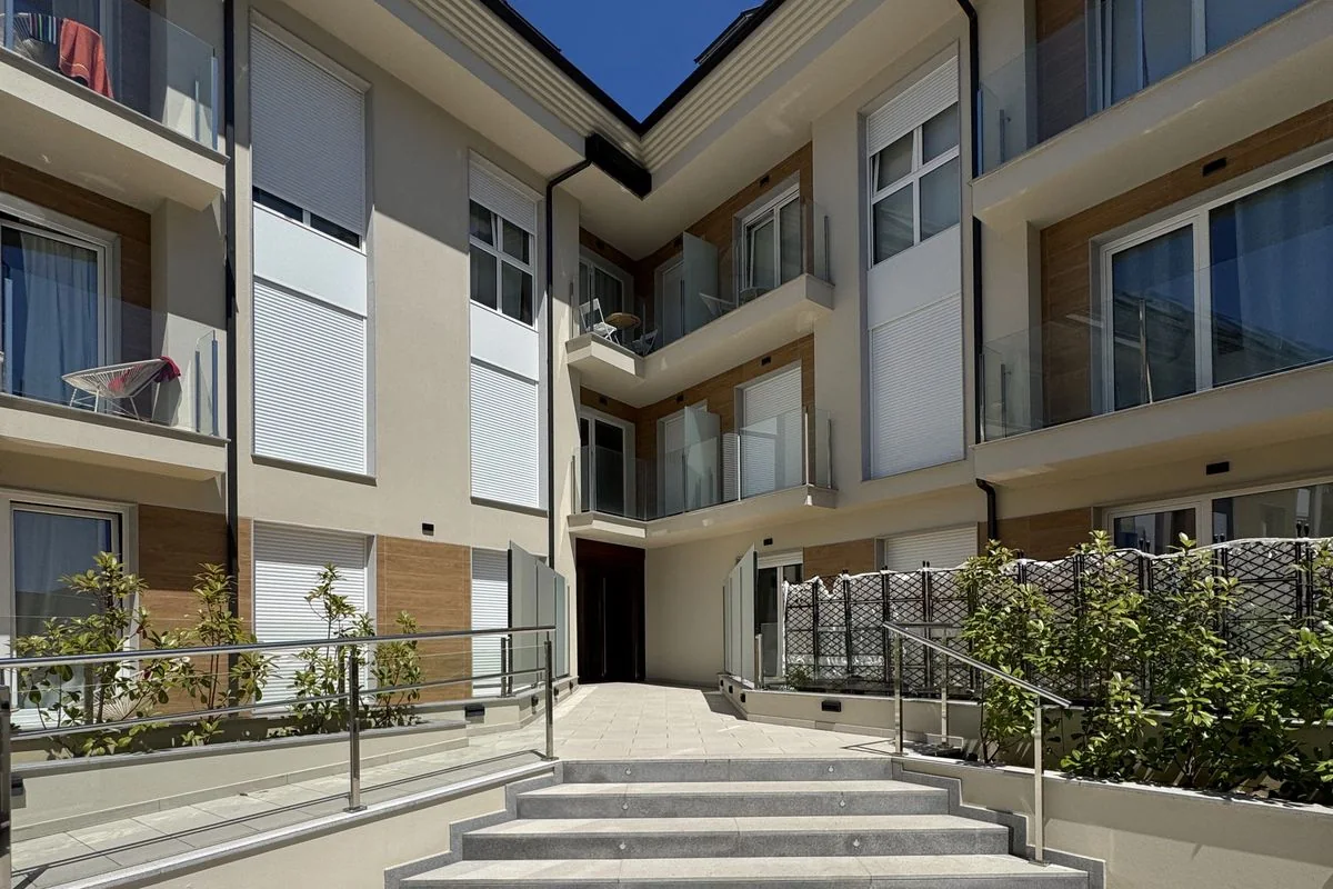 Entrada con escaleras de la urbanización Punta dos Prados de Apartagal en Espasante