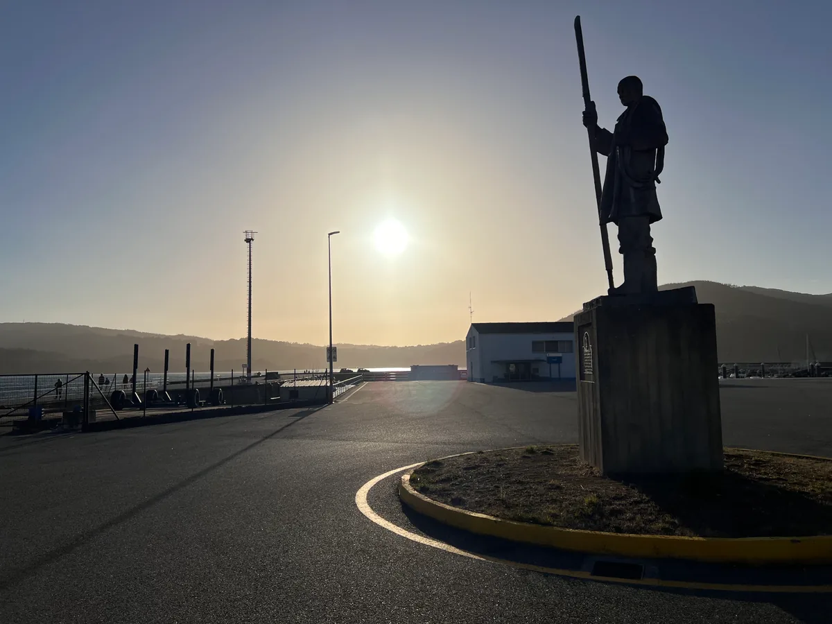 Puerto de O Vicedo Estatua junto al puerto de O Vicedo a contraluz con la ría al fondo