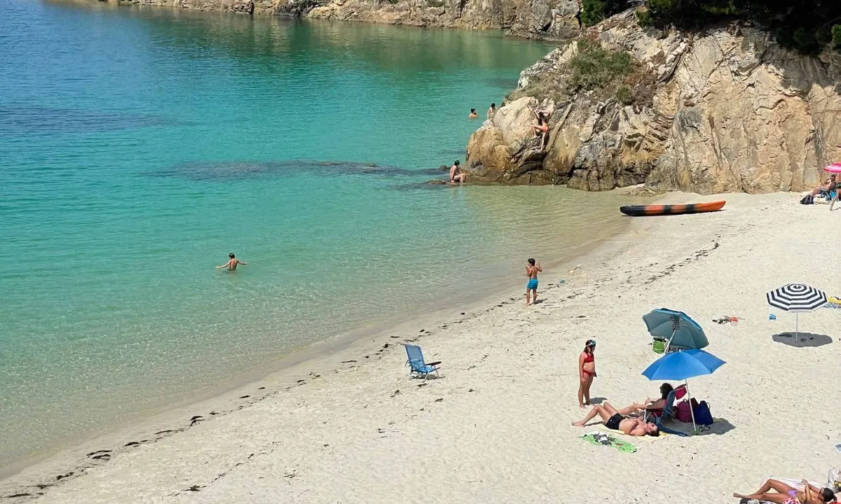 Ría con barcas en la Costa Lucense, litoral de la provincia de Lugo en Galicia