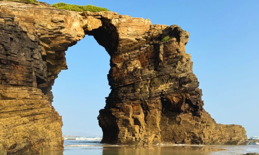 la playa de las catedrales en la mariña lucense