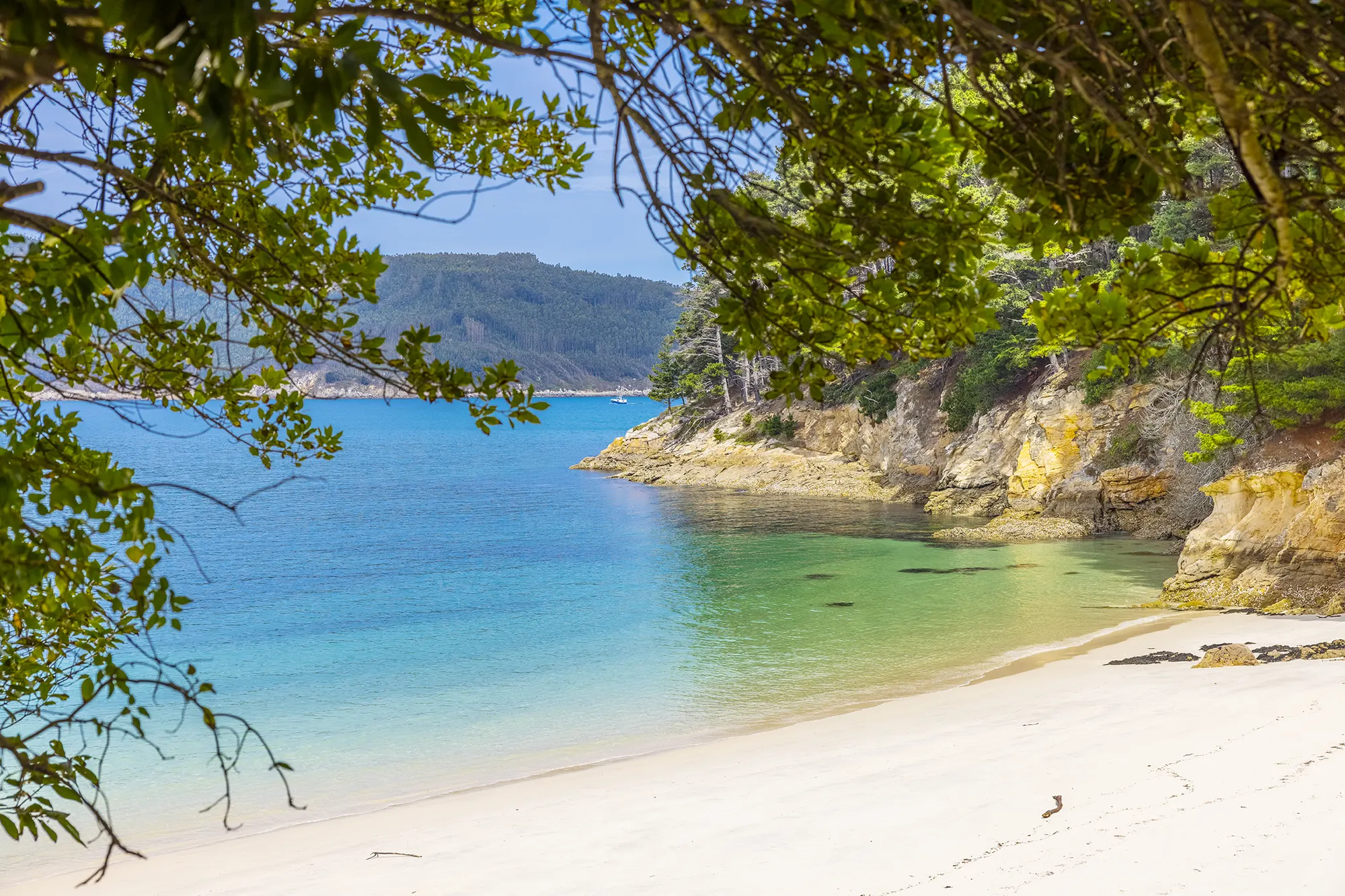 Cala de arena blanca y agua turquesa en A Mariña Lucense, costa de Lugo