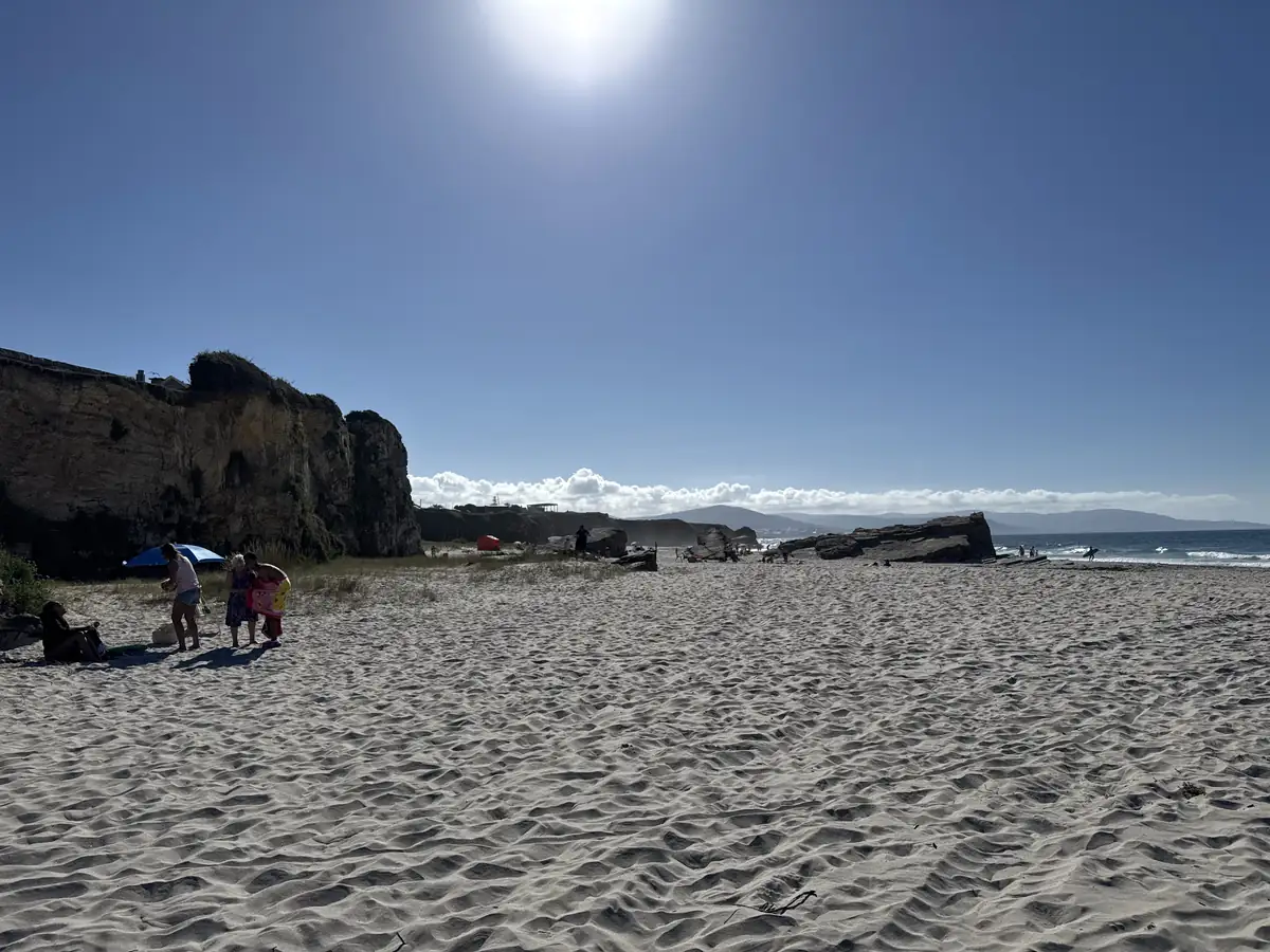 Playa de Arealonga, Barreiros Playa de Arealonga en Reinante, Barreiros, con su acantilado y gente paseando
