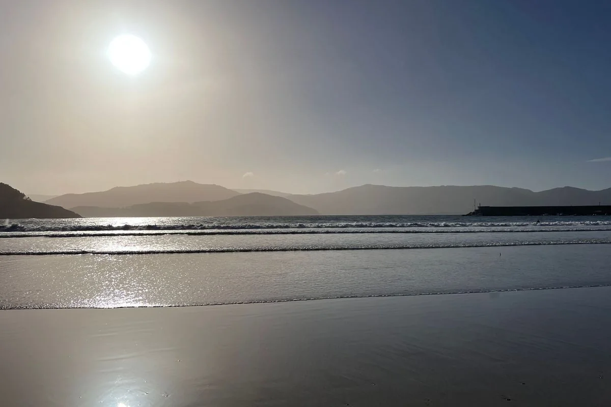 Playa de Espasante a contraluz con la ría de Ortigueira y los montes al fondo