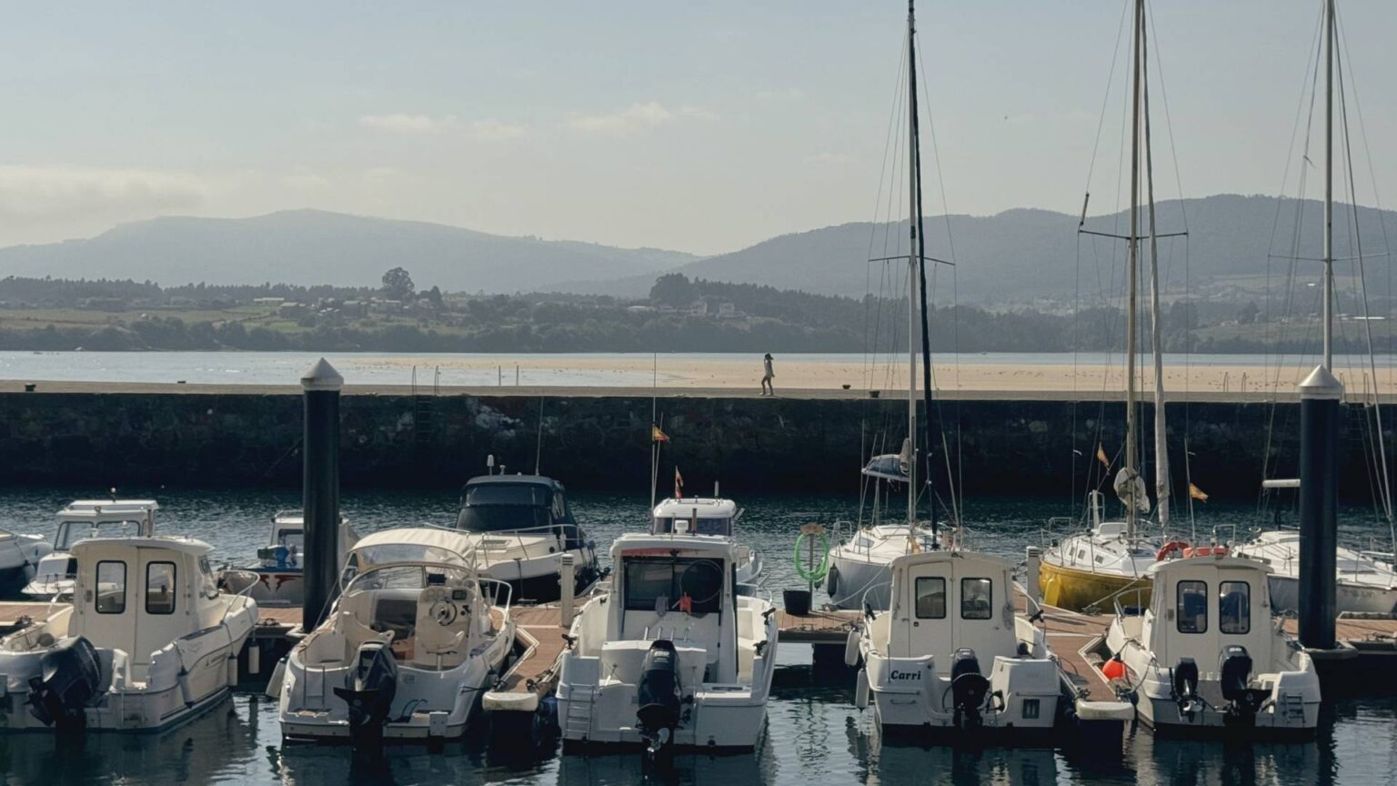 puerto de foz con barcos y veleros