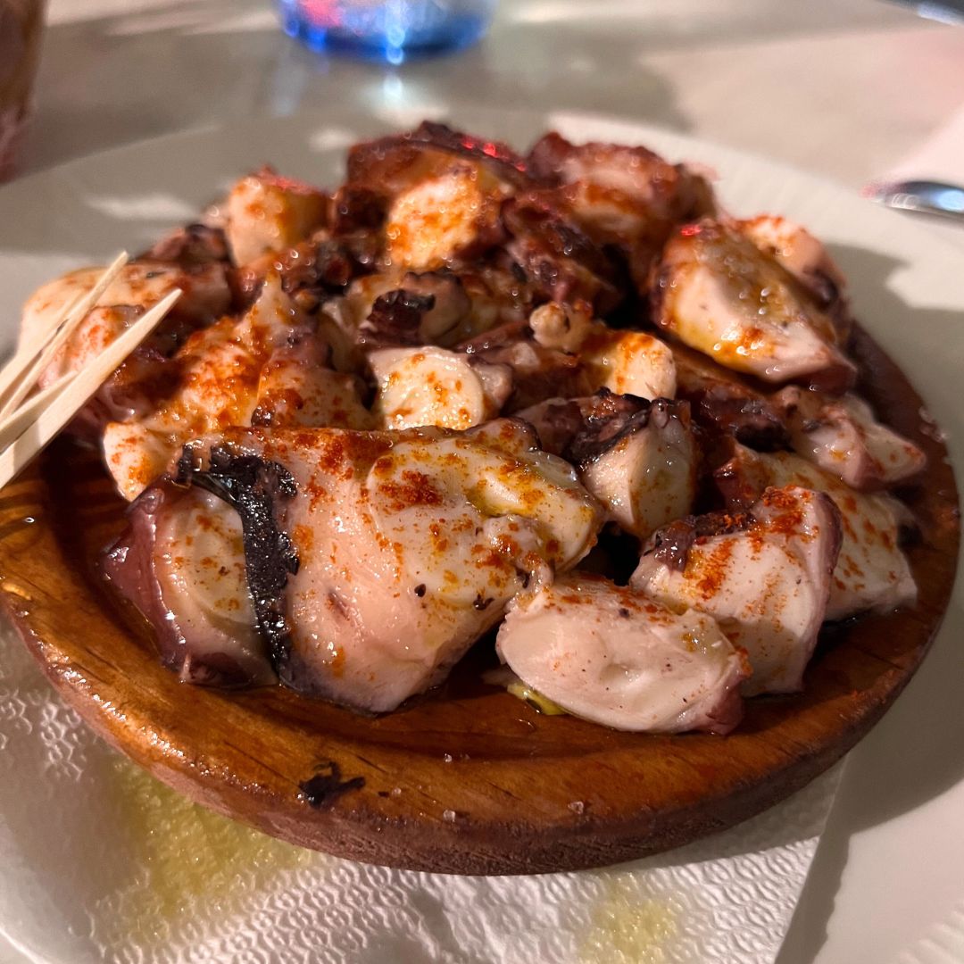 Pulpo á feira, plato típico de la gastronomía de A Mariña Lucense