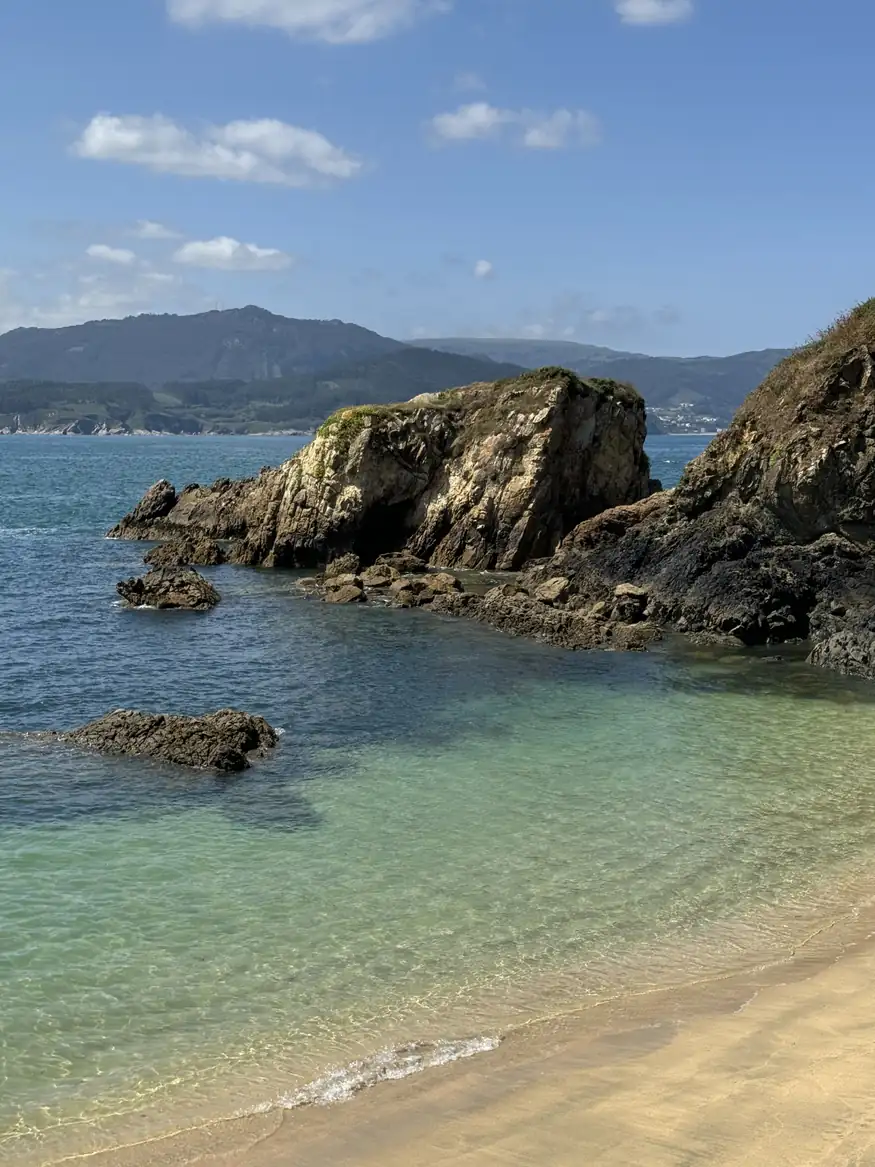 Playa de A Concha, Espasante Rocas y agua turquesa junto a la playa de A Concha en Espasante, Ortigueira