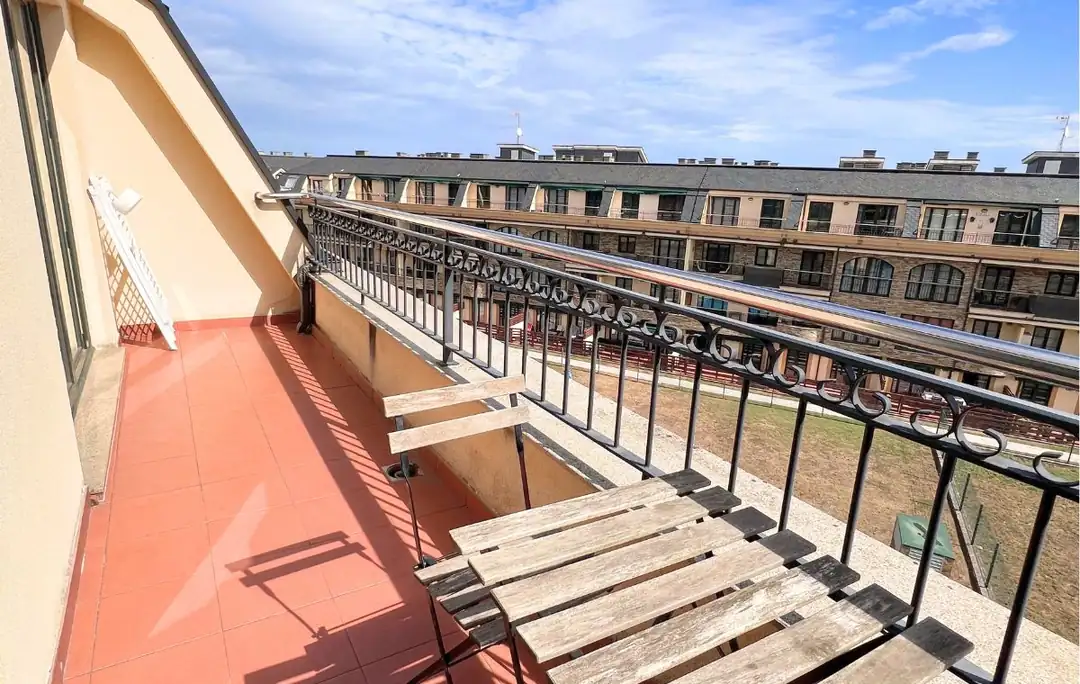 Terraza con mesa y sillas plegables de un apartamento de Apartagal en la Mariña